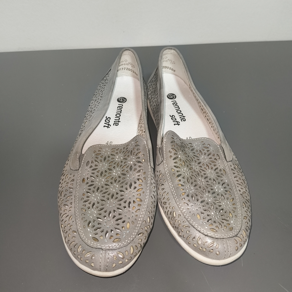Remonte Women's Gray Perforated Flats